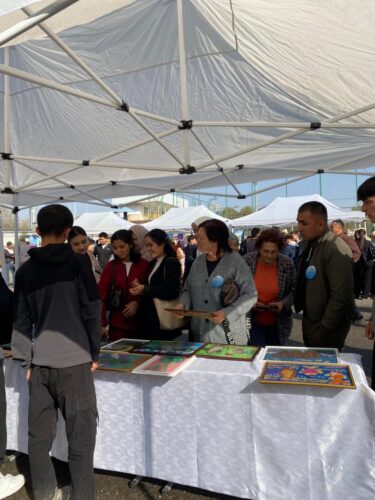 Мэрия тарабынан уюштурулган "Биз биргебиз бириксек баарын жеңевиз!" ярмаркасында Кочкор-Ата Колледжинин студенттери дагы активдүү катышып келди.