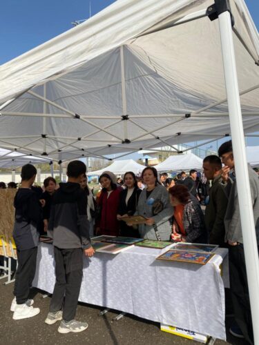 Мэрия тарабынан уюштурулган "Биз биргебиз бириксек баарын жеңевиз!" ярмаркасында Кочкор-Ата Колледжинин студенттери дагы активдүү катышып келди.