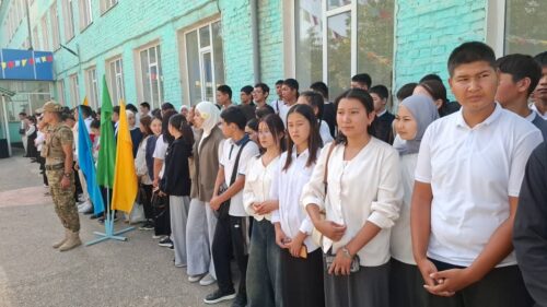 Кочкор-Ата Колледжинин студенттери Баткен согушунун ардагери Төрөбеков Мелис тил эскерүүсүнө барып келишти