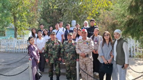 Кочкор-Ата Колледжинин студенттери Баткен согушунун ардагери Төрөбеков Мелис тил эскерүүсүнө барып келишти