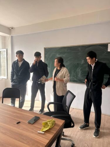 Кочкор-Ата Колледжинин жалпы студенттеринин арасындагы чогулуш өткөрүлүүдө