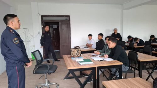 Кочкор-Ата Колледжинин жалпы студенттеринин арасындагы чогулуш өткөрүлүүдө