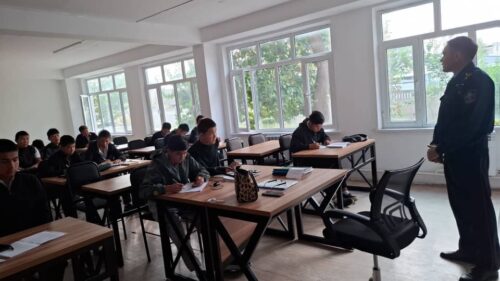 Кочкор-Ата Колледжинин жалпы студенттеринин арасындагы чогулуш өткөрүлүүдө